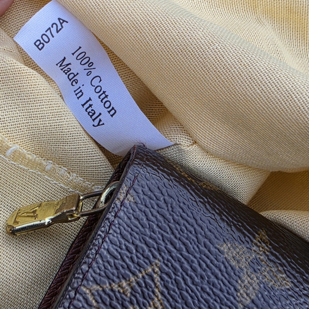 Louis Vuitton Monogram Zip Around Wallet Monogram Canvas. Date Code TH0065 - Picture 16 of 17